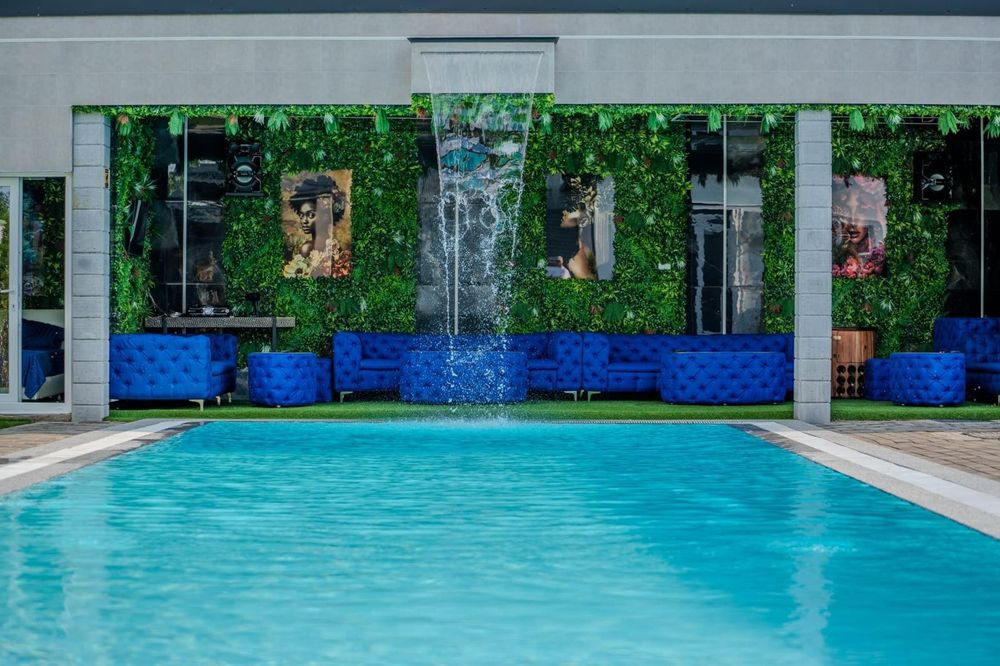 Piscina Privata pentru Pool Party