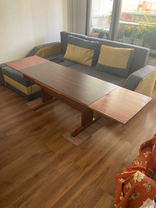 Холна маса масивна и здрава. 120 лв.