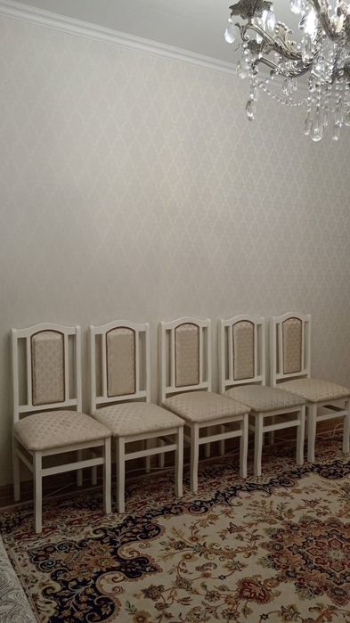 Стол, стулья и ковёр