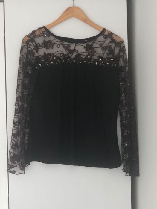 Bluze evenimente: o bluza dantela maro și o bluza neagră cu puf lebădă