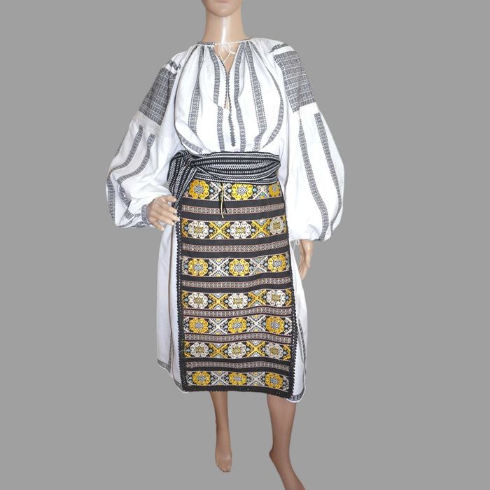 Costum popular vechi , autentic , lucrat manual masura L-XL