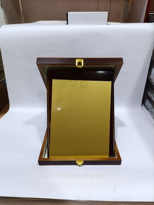 Подарочная плакетка с металлической табличкой