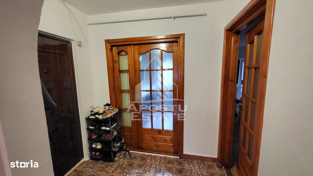 Apartament decomandat,4 camere,2 bai,etaj 2 Calea Lipovei