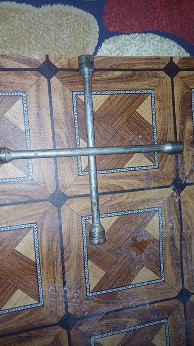 Балонный ключ крестовый