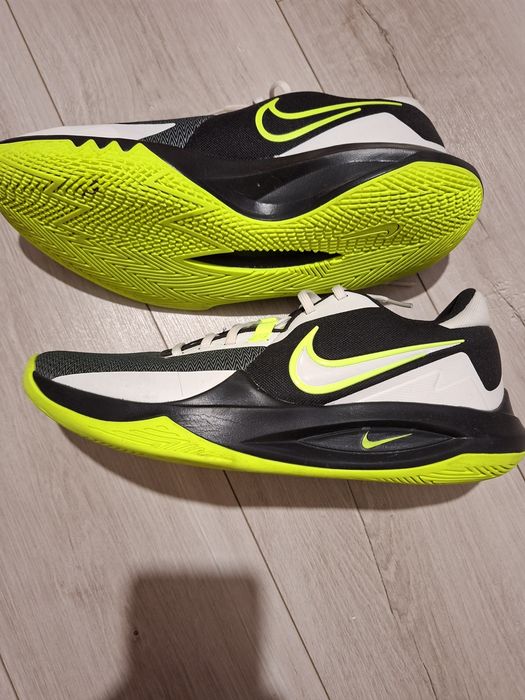 Продовам маратонки Nike precision vi