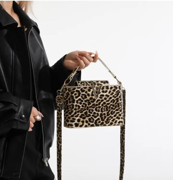 Geanta animal print, model Vltn,logo metalic auriu, saculet, etichetă