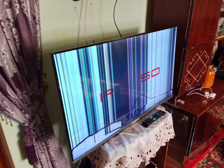 Telvizor sotiladi Rosso 2021 yil 43 talik Ekrani singan