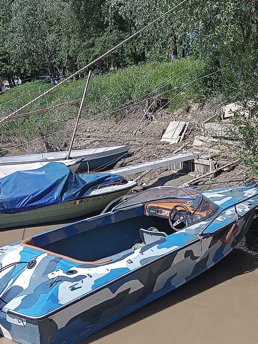 Vând barca 5m camuflaj