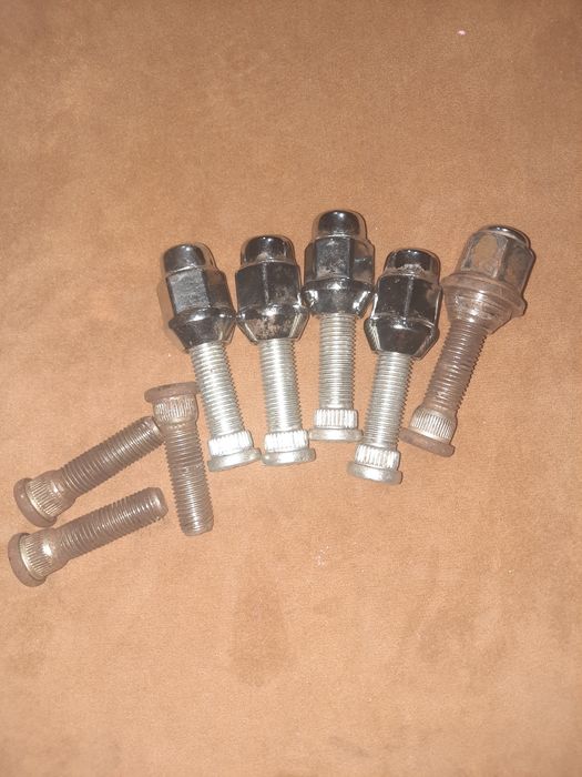 Набор шпилек на автомобиль