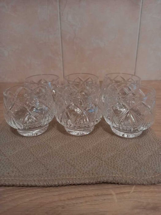 Хрустальные рюмки.