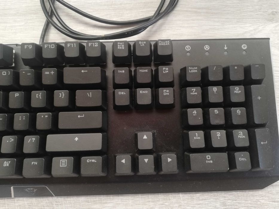 TRUST GXT 890 Cada  механична клавиатура с RGB подсветка