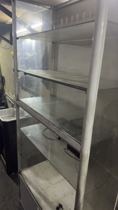 Стелаж стеклянный