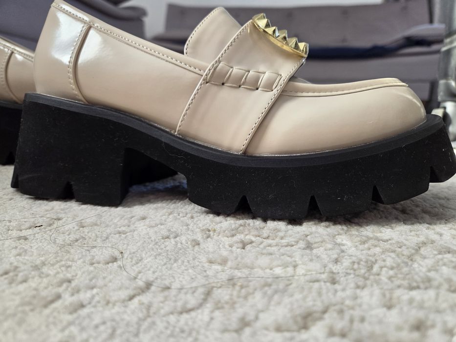 Mocasini / Loafers de damă GAUDÌ cu cataramă aurie – Crem / Bej