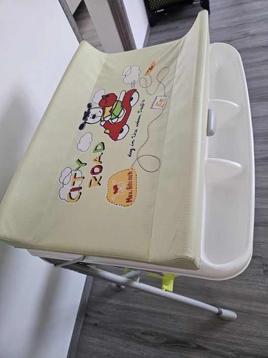 Masuta de infasat cu cadita pentru baie