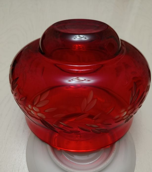 Винтажная ваза Рубинового цвета с гравюрой