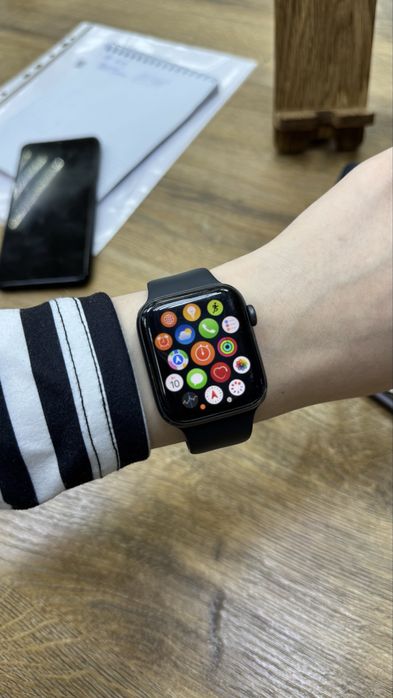 Продам Apple Watch SE