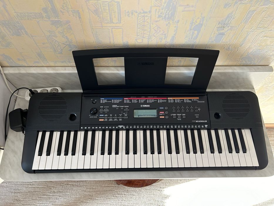 Продам синтезатор Yamaha PSR E263