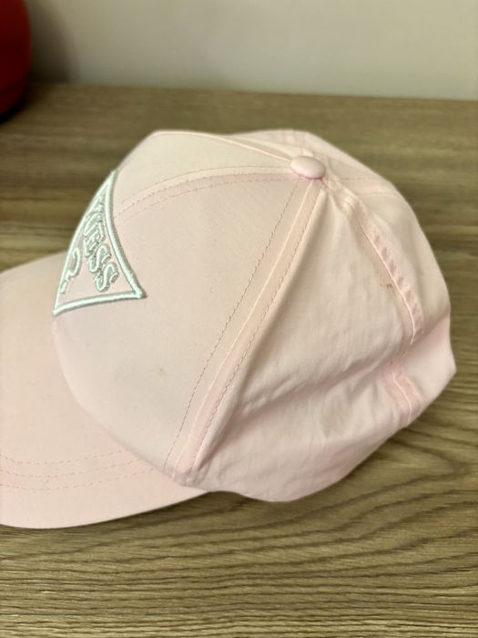 Дамска шапка Guess