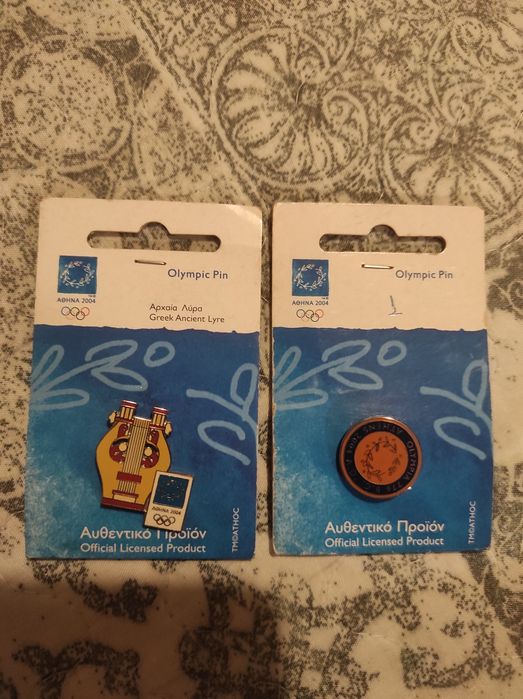 Две официални значки от олимпиадата в Атина 2004