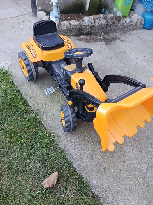 Tractor cu pedale și cupă