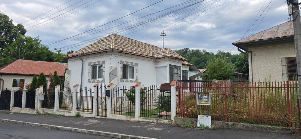 Reparații acoperisuri montaj dulgherie montaj țiglă metalica masardari montaj țiglă ceramica Reparații de urgență foișoare izolati acoperis bloc.
