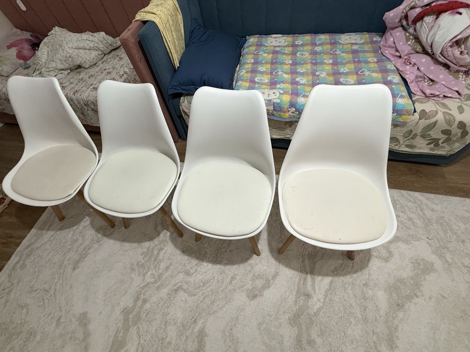 Продаю Стулья 4 шт и ковер