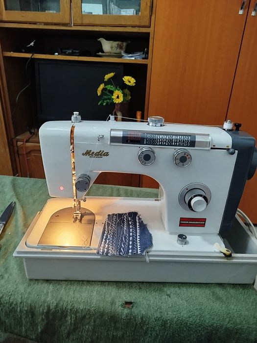 Mașină de cusut  coasa foarte bine in material gros și subțire  face  multe  operații este din  metal