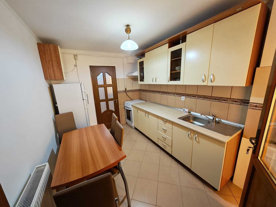 Vând apartament 3 camere decomandat (cu garaj și loc de parcare)