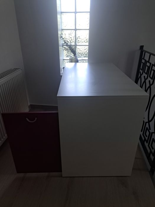Vând birou fata alb cu roz,însoțit de scaun Ikea