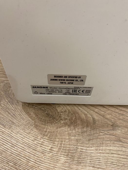 Продам швейную машинку Janome
