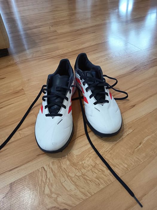 Продавам мъжки футболни обувки за изкуствена трева  Adidas Copa