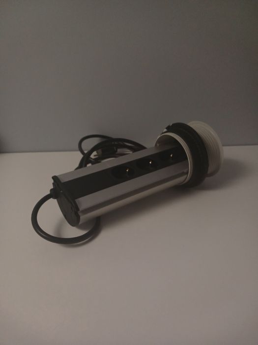 Priză încorporata în blatul de bucătărie 
componente din plastic dehal