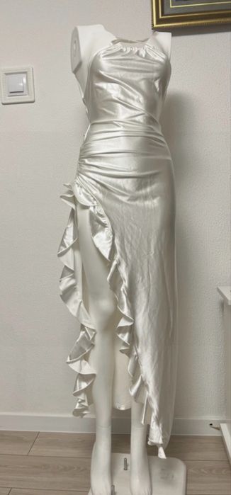Rochie alba crepata pe picior