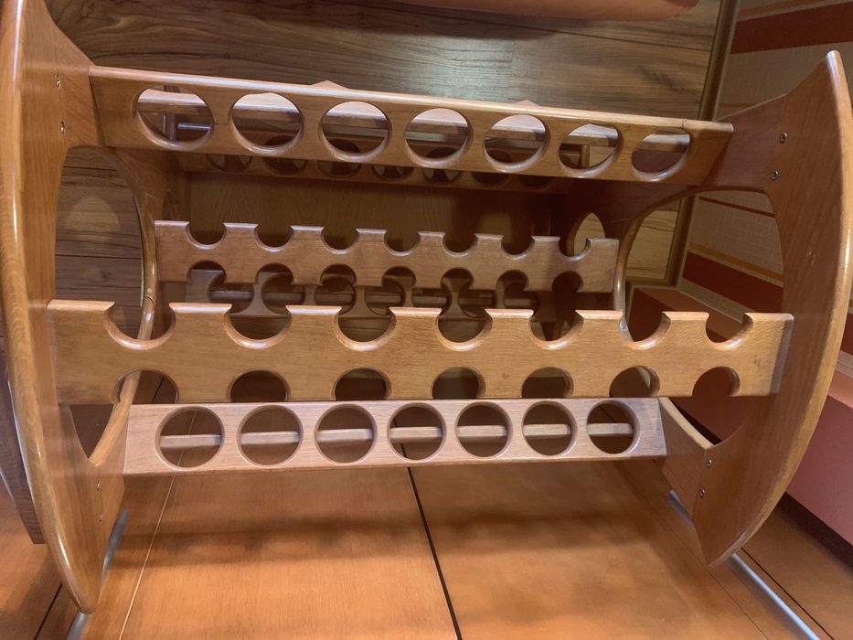 Масивна дървена поставка за вино