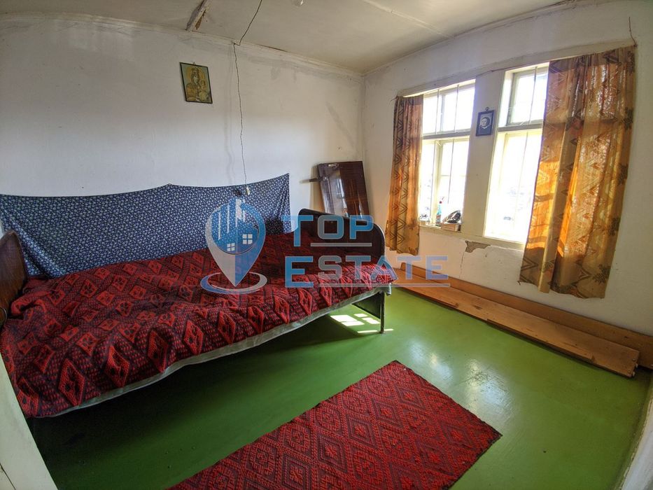 Старинна къща с голям двор в село Мусина