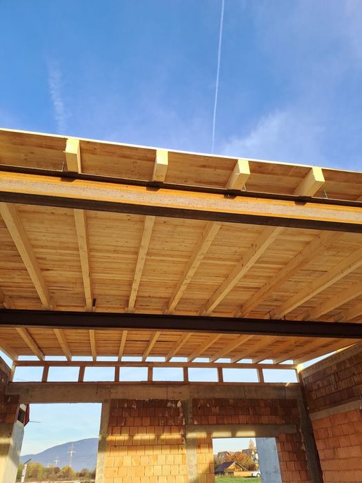 Constructii case la rosu / la cheie / acoperise