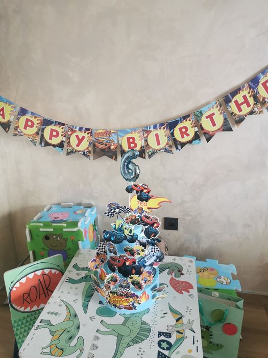 Бутафорна торта на 3 етажа Пламъчко и машините, надпис