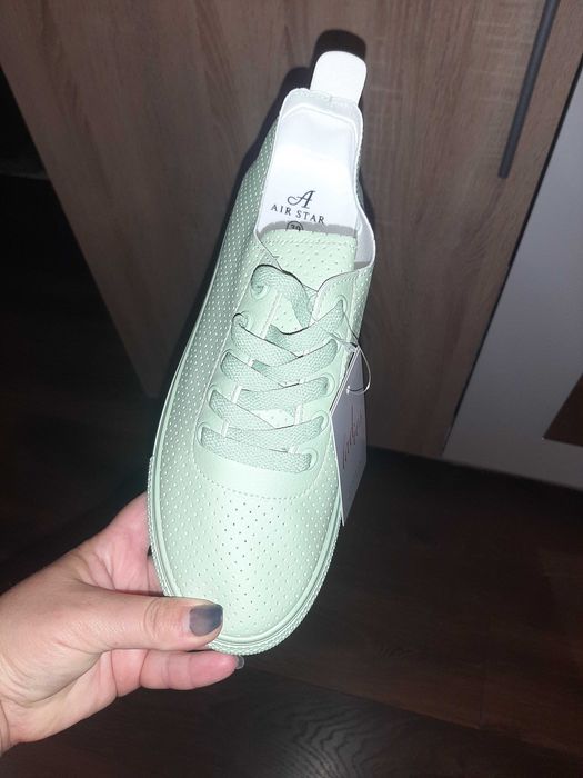 Продавам нови маратонки. Не са носени