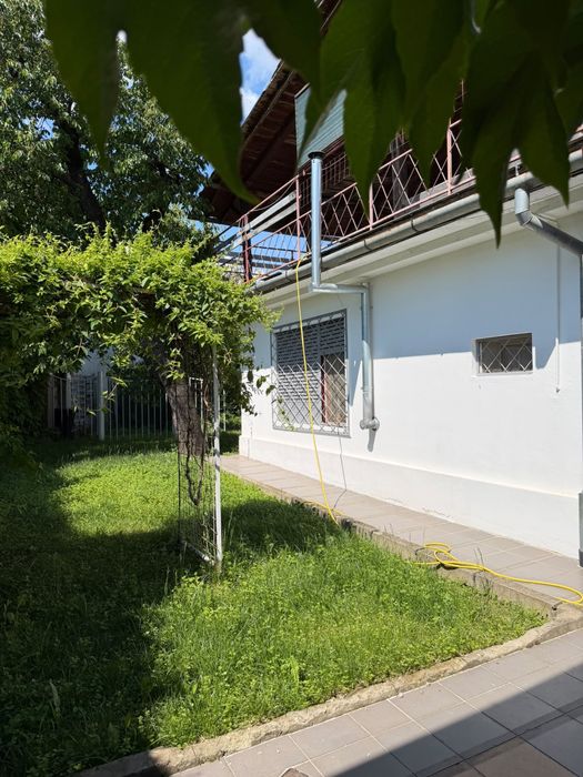 Vila cu 6 camere, 5 bai, curte generoasa, piscina, pivnita, pod, zona linistita a Lugojului