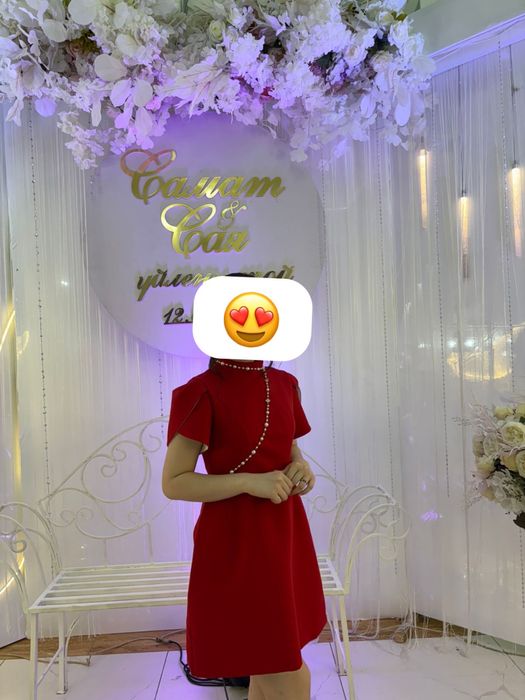 красное платье с открытой спиной