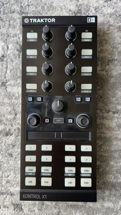 Native Instruments Traktor Kontrol X1 MK2 cu case UDG