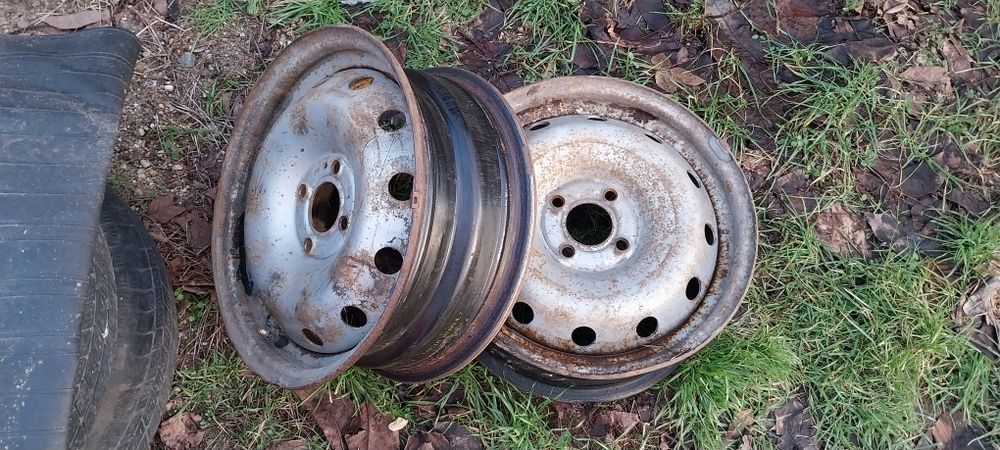 Vând  2 Cauciucuri cu Genți de Dacia logan