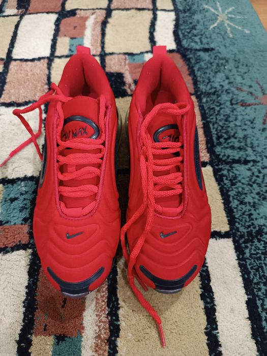 Продаю женские кроссовки.