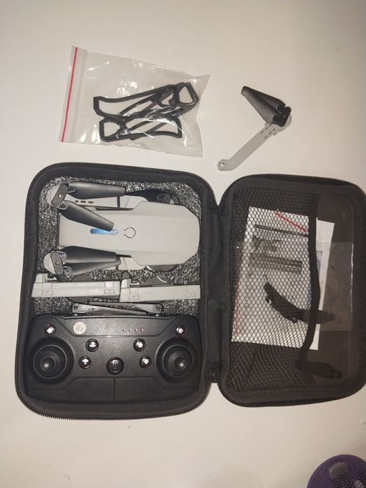 Игрушечный дрон е88