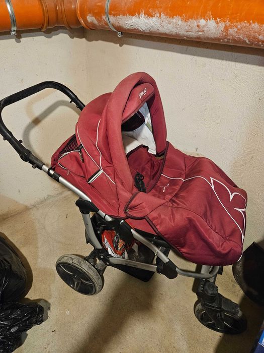 Бебешка количка две в едно + столче за кола