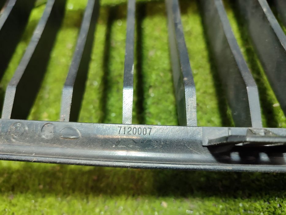 GRILA BARA FATA STANGA / DREAPTA BMW 318I SERIA 3 E90 LCI 2.0 BENZINA 2008 COD OEM 7120007 / 224059-10 / 2005-2013