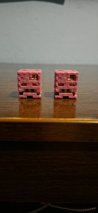 Set figurine Minecraft Kinder JOY și magnet Hello Kitty