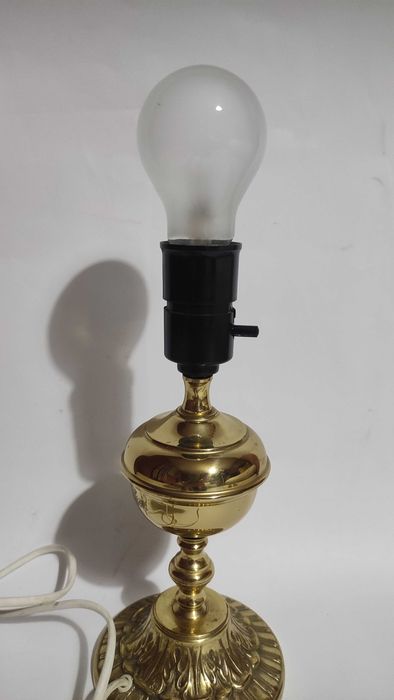 Старинна настолна лампа с тяло от масивен месинг