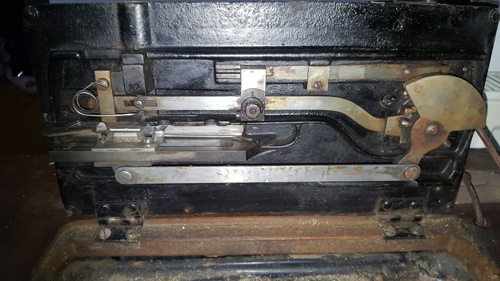 Mașina de cusut Singer Adria