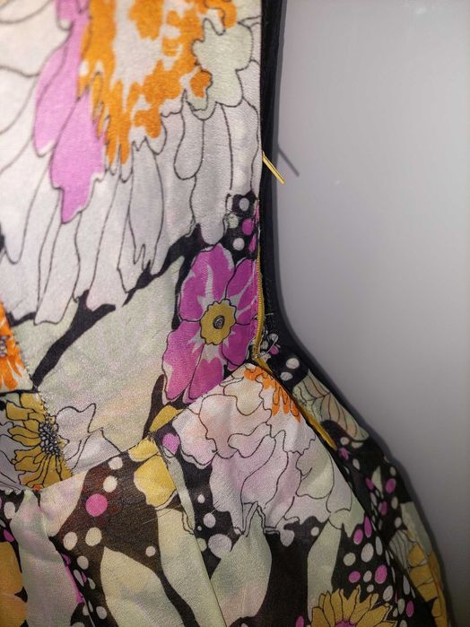 Rochie de vară din voal imprimeu floral, volănașe si fundite la umeri